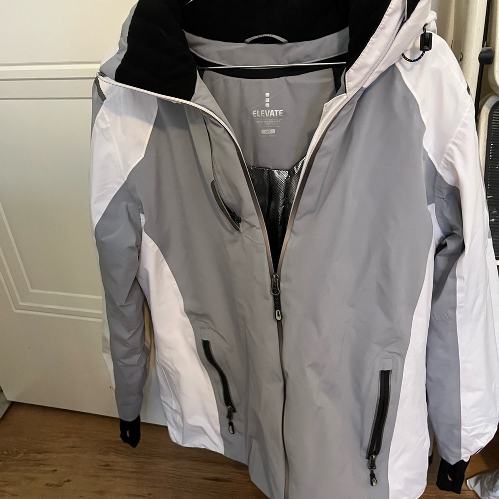 Columbia Women's Gray and White Ski Jacket